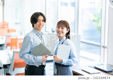 オフィスで働く若手男女 142184674