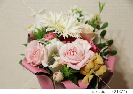 ピンクのラッピングで包まれた色とりどりの花束 ピンクのラッピングで包まれた色とりどりの花束 142187752
