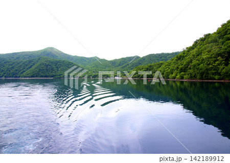 支笏湖　ヒメマス　山線鉄橋　支笏湖観光船　カルデラ湖　北海道観光　　支笏洞爺国立公園　水中遊覧船 142189912