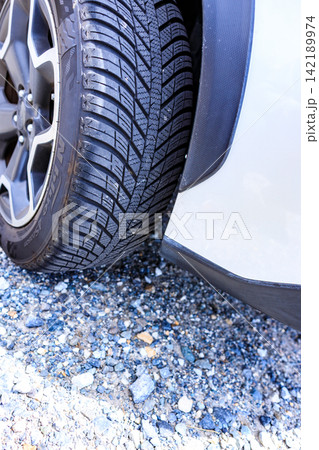 未舗装道路でも安心して走行できるオールシーズンタイヤ 未舗装道路でも安心して走行できるオールシーズンタイヤ 142189974