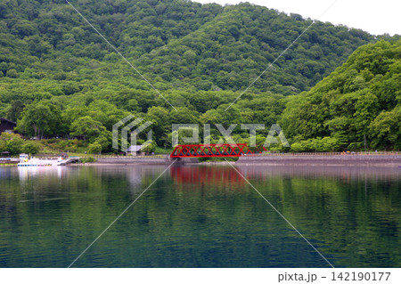 支笏湖　ヒメマス　山線鉄橋　支笏湖観光船　カルデラ湖　北海道観光　　支笏洞爺国立公園　水中遊覧船 142190177