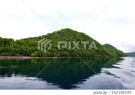 支笏湖　ヒメマス　山線鉄橋　支笏湖観光船　カルデラ湖　北海道観光　　支笏洞爺国立公園　水中遊覧船 142190195
