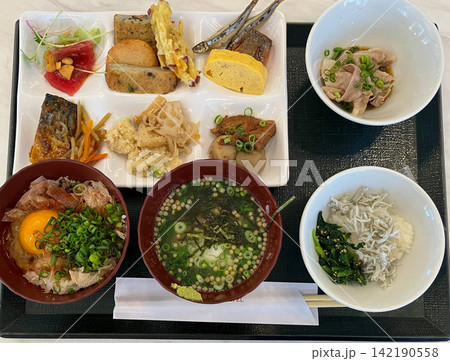 ホテルの和朝食・定食トレー(刺身・卵かけご飯・味噌汁など) ホテルの和朝食・定食トレー(刺身・卵かけご飯・味噌汁など) 142190558