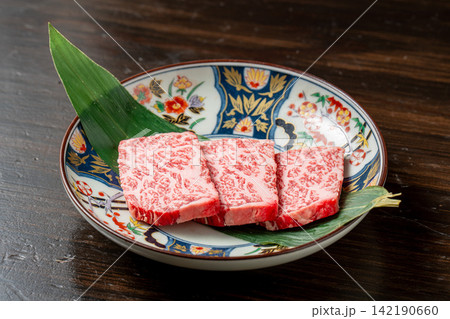 美しいサシが入った黒毛和牛ロース 142190660