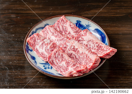 美しい断面の新鮮な牛ハラミ肉 美しい断面の新鮮な牛ハラミ肉 142190662