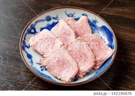 新鮮で歯ごたえが良い豚タン 142190876