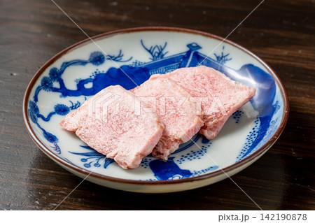 新鮮で歯ごたえが良い豚タン 142190878