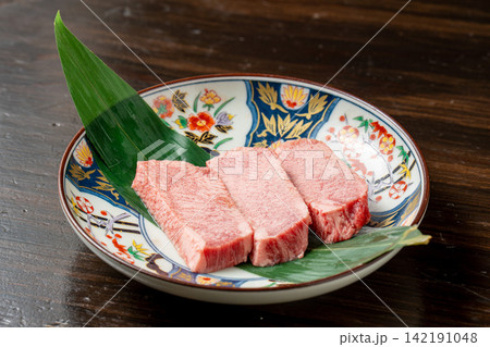 厚切りで贅沢な特上牛タン 142191048