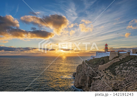 Cabo de Sao Vicente lighthouse at sunset above Atlantic cliffs Cabo de Sao Vicente lighthouse at sunset above Atlantic cliffs 142191243