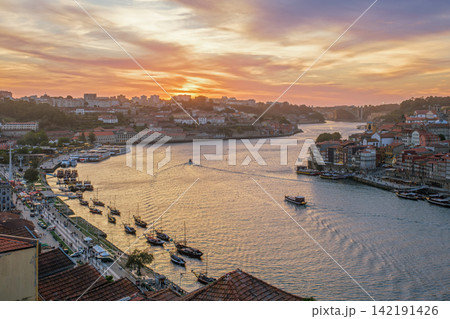 Douro River sunset view in Porto with moored rabelo boats at sunset Douro River sunset view in Porto with moored rabelo boats at sunset 142191426