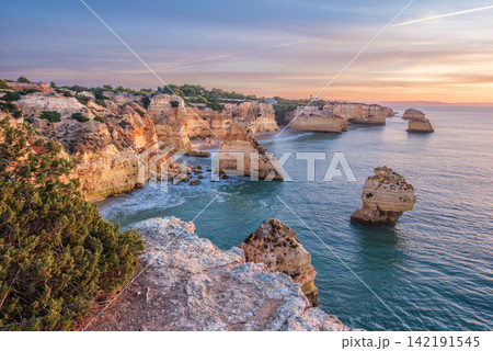 Sunrise View of Praia da Marinha Sea Arch 142191545