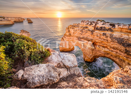 Sunrise View of Praia da Marinha Sea Arch Sunrise View of Praia da Marinha Sea Arch 142191546