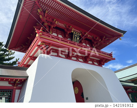 赤間神宮の水天門|朱塗りの竜宮城を思わせる山口県下関市の神社 赤間神宮の水天門|朱塗りの竜宮城を思わせる山口県下関市の神社 142191912