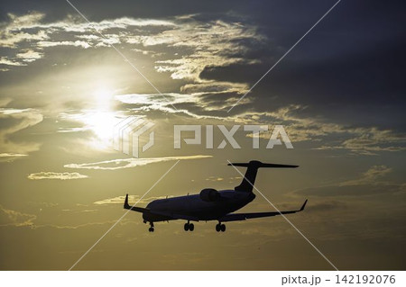 夕暮れの仙台空港　着陸中の飛行機　27から　宮城県名取市 142192076