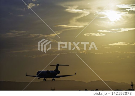 夕暮れの仙台空港 着陸中の飛行機 27から 宮城県名取市 夕暮れの仙台空港 着陸中の飛行機 27から 宮城県名取市 142192078