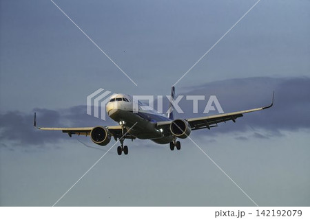 夕暮れの仙台空港　着陸中の飛行機　27から　宮城県名取市 142192079