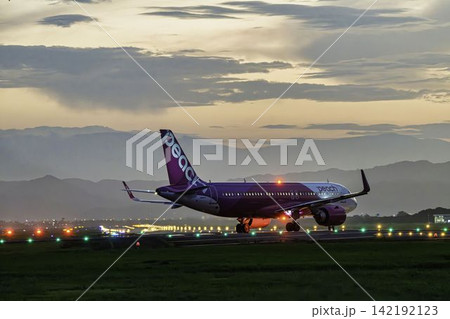 夕暮れの仙台空港　タキシング中の飛行機　27から　宮城県名取市 142192123