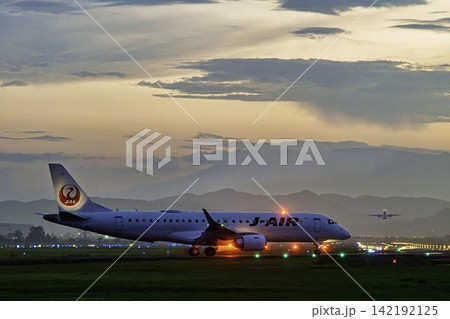 夕暮れの仙台空港 タキシング中の飛行機 27から 宮城県名取市 夕暮れの仙台空港 タキシング中の飛行機 27から 宮城県名取市 142192125