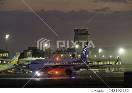 夕暮れの仙台空港　タキシング中の飛行機　27から　宮城県名取市 142192130