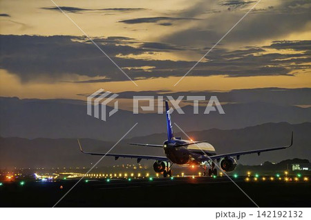 夕暮れの仙台空港 タキシング中の飛行機 27から 宮城県名取市 夕暮れの仙台空港 タキシング中の飛行機 27から 宮城県名取市 142192132