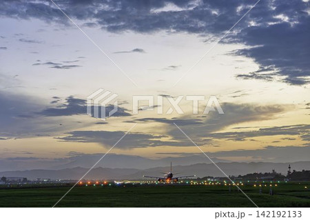 夕暮れの仙台空港　離陸中の飛行機　27から　宮城県名取市 142192133