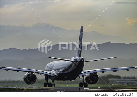 夕暮れの仙台空港 離陸中の飛行機 27から 宮城県名取市 夕暮れの仙台空港 離陸中の飛行機 27から 宮城県名取市 142192134