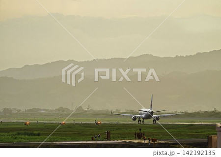 夕暮れの仙台空港　離陸中の飛行機　27から　宮城県名取市 142192135