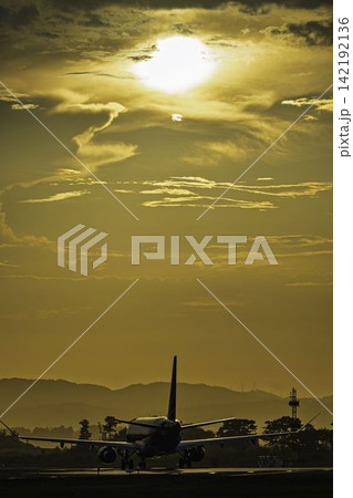 夕暮れの仙台空港　離陸中の飛行機　27から　宮城県名取市 142192136