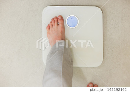 体重計に乗る男性 142192162
