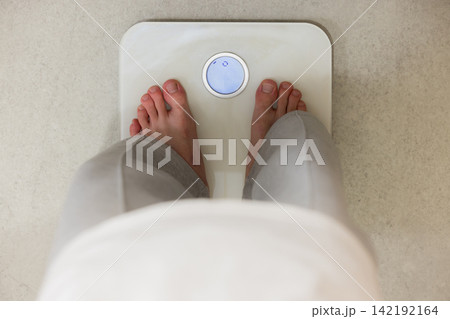 体重計に乗る男性 142192164