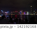 香港　夜のビクトリア湾 142192168