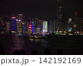 香港　夜のビクトリア湾 142192169