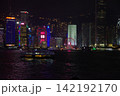 香港　夜のビクトリア湾 142192170