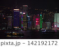 香港　夜のビクトリア湾 142192172