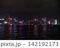 香港　夜のビクトリア湾 142192173