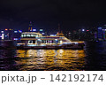 香港　夜のビクトリア湾　船 142192174
