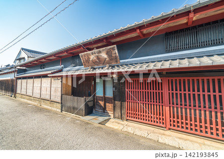 【重要伝統的建造物群保存地区】八幡 永原町通りの旧醤油醸造元の春の風景2 滋賀県近江八幡市 【重要伝統的建造物群保存地区】八幡 永原町通りの旧醤油醸造元の春の風景2 滋賀県近江八幡市 142193845