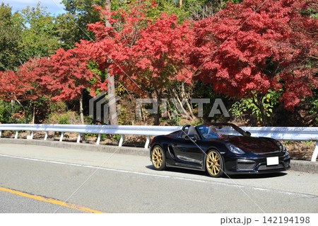 紅葉と黒いオープンカー 紅葉と黒いオープンカー 142194198