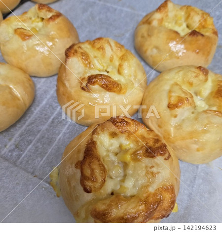 焼きたての手作りコーンチーズパン 142194623