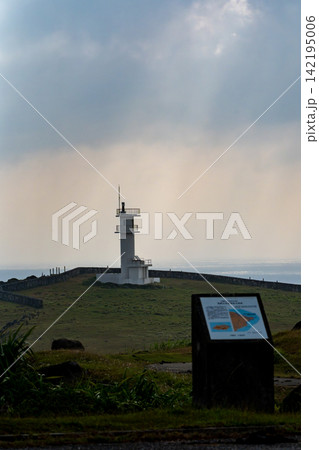 光が差し込む離島の灯台 光が差し込む離島の灯台 142195006