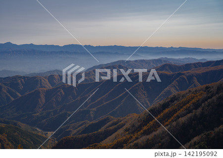 秋の山の上から見る景色 秋の山の上から見る景色 142195092