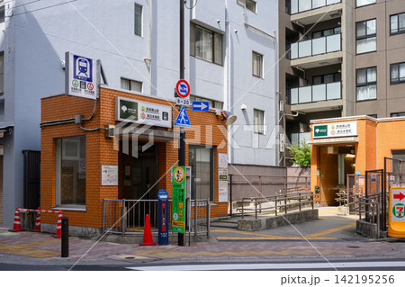 都営地下鉄　馬喰町駅と東日本橋駅　A4出入口 142195256