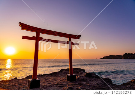 (静岡県)白濱神社・大明神岩の赤鳥居 日の出 (静岡県)白濱神社・大明神岩の赤鳥居 日の出 142195278