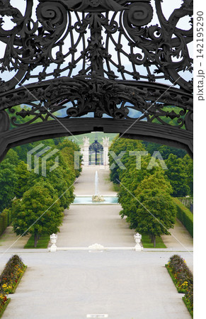 baroque garden with a fountain 142195290