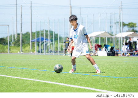 サッカーの試合をする中学生の男の子 サッカーの試合をする中学生の男の子 142195478