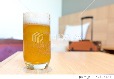 旅行先のホテルで飲むビール 142195481