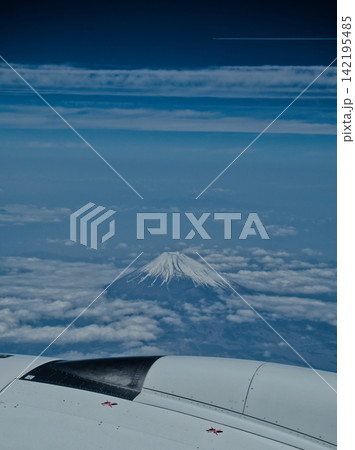 飛行機から見た富士山 142195485