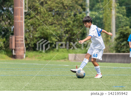 サッカーの試合をする中学生の男の子 142195942