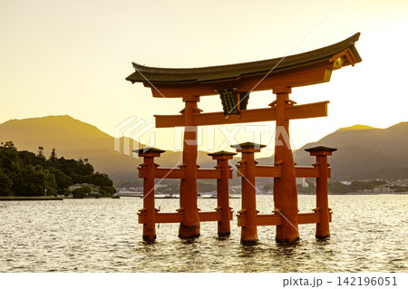日本三景のひとつである嚴島神社の大鳥居(広島県廿日市市宮島町) 日本三景のひとつである嚴島神社の大鳥居(広島県廿日市市宮島町) 142196051