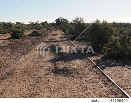 シルバートン荒野の鉄道遺構—給水塔と廃線が示す内陸の歴史景観記録 シルバートン荒野の鉄道遺構—給水塔と廃線が示す内陸の歴史景観記録 142196309